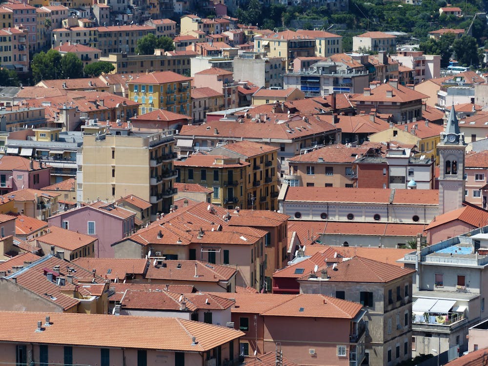 Aerial view of Swiss residential neighbourhood with tiled rooftops, illustrating buildings connected to a district heating network